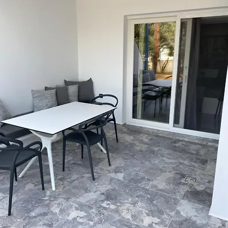 Nikoletta Aparthotel 4*